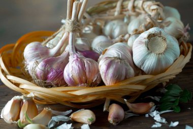 Mutfakta siyah arka planda sarımsak. Baharatlı bir sebze.