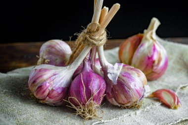 Mutfakta siyah arka planda sarımsak. Baharatlı bir sebze.