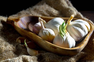 Mutfakta siyah arka planda sarımsak. Baharatlı bir sebze.