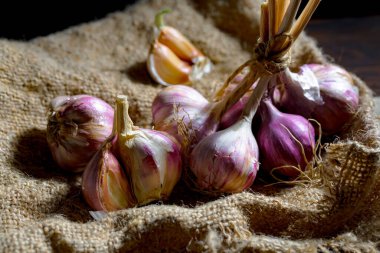 Mutfakta siyah arka planda sarımsak. Baharatlı bir sebze.