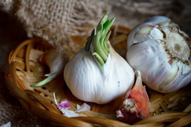 Mutfakta siyah arka planda sarımsak. Baharatlı bir sebze.