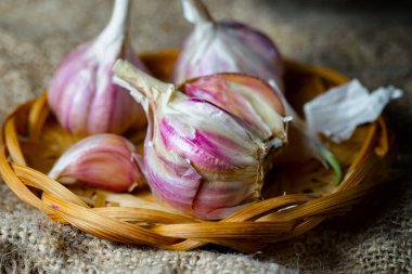 Mutfakta siyah arka planda sarımsak. Baharatlı bir sebze.