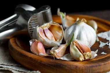 Mutfakta siyah arka planda sarımsak. Baharatlı bir sebze.