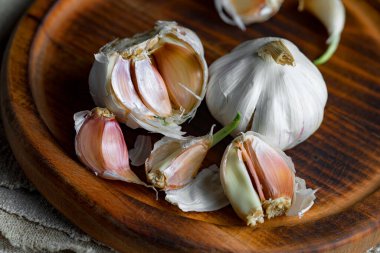 Mutfakta siyah arka planda sarımsak. Baharatlı bir sebze.