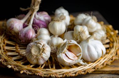 Mutfakta siyah arka planda sarımsak. Baharatlı bir sebze.