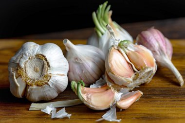 Mutfakta siyah arka planda sarımsak. Baharatlı bir sebze.