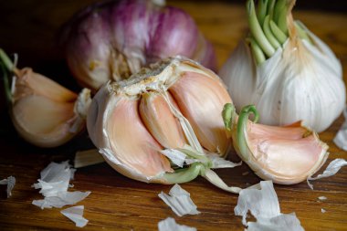 Mutfakta siyah arka planda sarımsak. Baharatlı bir sebze.