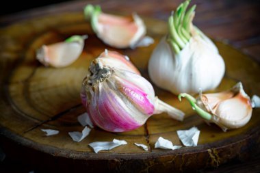 Mutfakta siyah arka planda sarımsak. Baharatlı bir sebze.