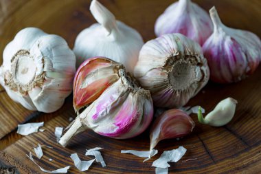 Mutfakta siyah arka planda sarımsak. Baharatlı bir sebze.