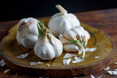 Mutfakta siyah arka planda sarımsak. Baharatlı bir sebze.