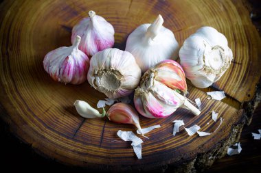 Mutfakta siyah arka planda sarımsak. Baharatlı bir sebze.