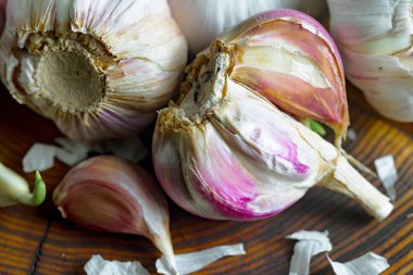 Mutfakta siyah arka planda sarımsak. Baharatlı bir sebze.