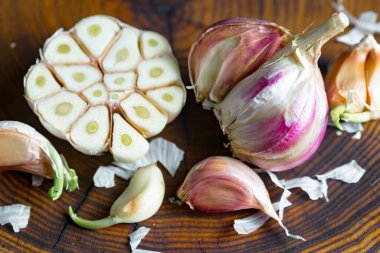 Mutfakta siyah arka planda sarımsak. Baharatlı bir sebze.