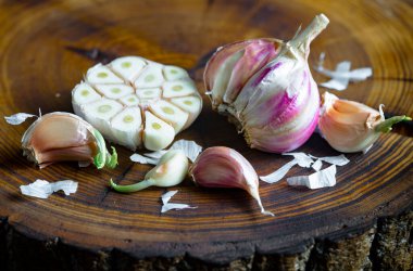 Mutfakta siyah arka planda sarımsak. Baharatlı bir sebze.