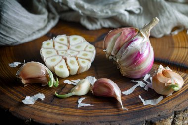 Mutfakta siyah arka planda sarımsak. Baharatlı bir sebze.