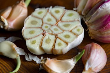 Mutfakta siyah arka planda sarımsak. Baharatlı bir sebze.