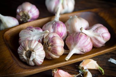 Mutfakta siyah arka planda sarımsak. Baharatlı bir sebze.