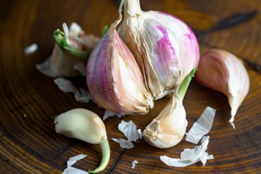 Mutfakta siyah arka planda sarımsak. Baharatlı bir sebze.