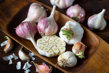 Mutfakta siyah arka planda sarımsak. Baharatlı bir sebze.