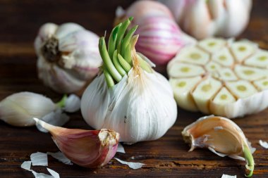 Mutfakta siyah arka planda sarımsak. Baharatlı bir sebze.