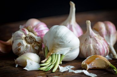 Mutfakta siyah arka planda sarımsak. Baharatlı bir sebze.