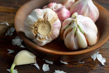 Mutfakta siyah arka planda sarımsak. Baharatlı bir sebze.