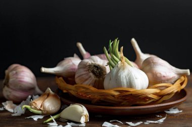 Mutfakta siyah arka planda sarımsak. Baharatlı bir sebze.