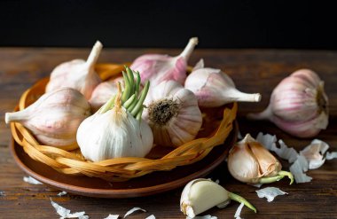 Mutfakta siyah arka planda sarımsak. Baharatlı bir sebze.