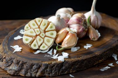 Mutfakta siyah arka planda sarımsak. Baharatlı bir sebze.