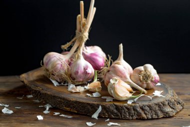 Mutfakta siyah arka planda sarımsak. Baharatlı bir sebze.