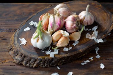 Mutfakta siyah arka planda sarımsak. Baharatlı bir sebze.