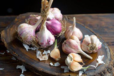 Mutfakta siyah arka planda sarımsak. Baharatlı bir sebze.