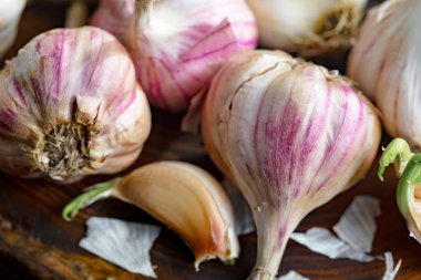 Mutfakta siyah arka planda sarımsak. Baharatlı bir sebze.