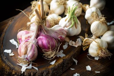 Mutfakta siyah arka planda sarımsak. Baharatlı bir sebze.