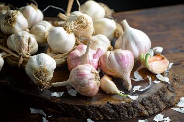 Mutfakta siyah arka planda sarımsak. Baharatlı bir sebze.