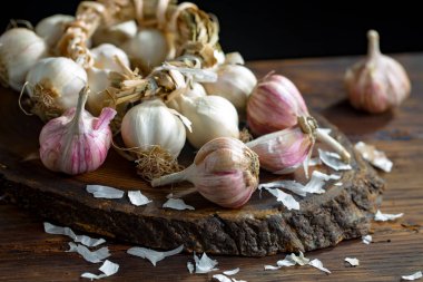 Mutfakta siyah arka planda sarımsak. Baharatlı bir sebze.