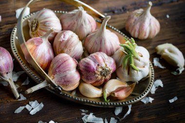 Mutfakta siyah arka planda sarımsak. Baharatlı bir sebze.