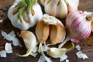 Mutfakta siyah arka planda sarımsak. Baharatlı bir sebze.