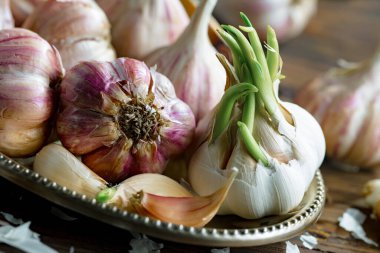 Mutfakta siyah arka planda sarımsak. Baharatlı bir sebze.