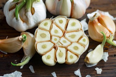 Mutfakta siyah arka planda sarımsak. Baharatlı bir sebze.