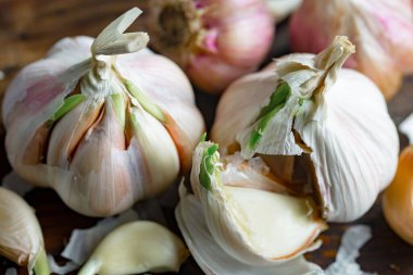 Mutfakta siyah arka planda sarımsak. Baharatlı bir sebze.