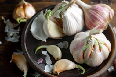 Mutfakta siyah arka planda sarımsak. Baharatlı bir sebze.