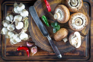 Şampiyon mantarları eski arkaplanda besin maddeleriyle kompozisyonda