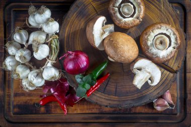 Şampiyon mantarları eski arkaplanda besin maddeleriyle kompozisyonda