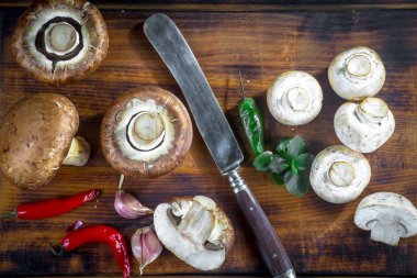 Şampiyon mantarları eski arkaplanda besin maddeleriyle kompozisyonda