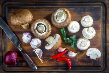 Şampiyon mantarları eski arkaplanda besin maddeleriyle kompozisyonda