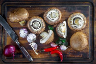 Şampiyon mantarları eski arkaplanda besin maddeleriyle kompozisyonda