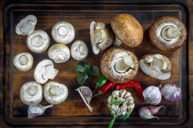 Şampiyon mantarları eski arkaplanda besin maddeleriyle kompozisyonda