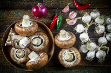 Şampiyon mantarları eski arkaplanda besin maddeleriyle kompozisyonda