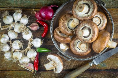 Şampiyon mantarları eski arkaplanda besin maddeleriyle kompozisyonda